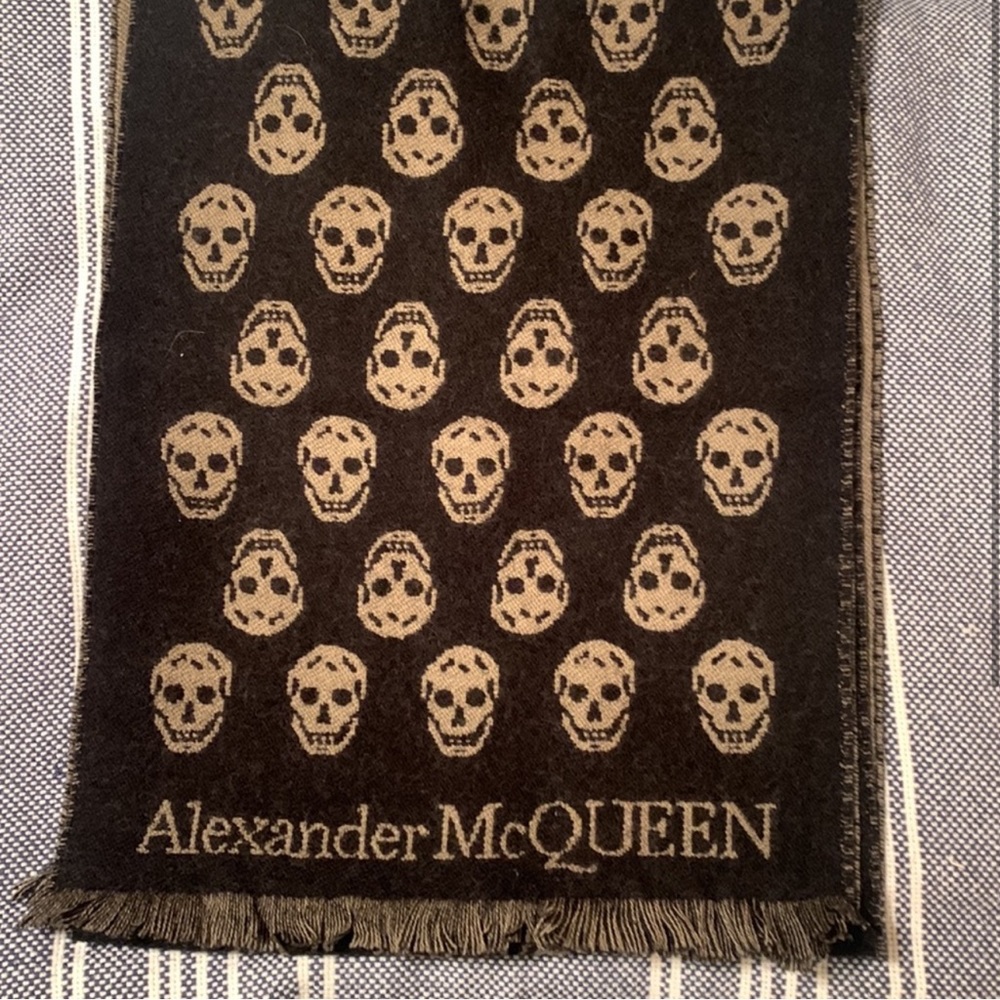 Alexander McQueen Wool Scarf (dustbag + box included) Never Worn!